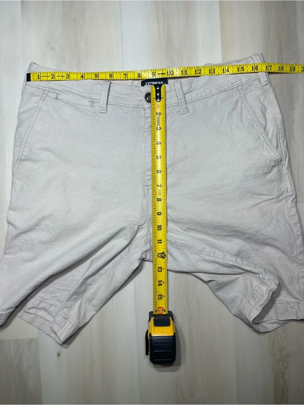 Express Classic Stretch White / Sand Shorts At the Knee 10” Inseam Men Sz 32